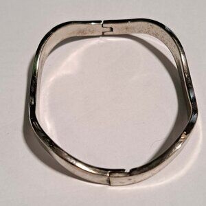 wavy metal bracelet in silver color